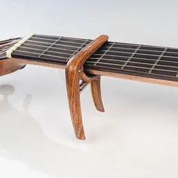 Lot 2 Capodastres + 5 Médiators - Accessoires Guitare Acoustique, Électrique, Basse Et Ukulélé