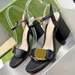 Leer Mid Heel Sandaalschoenrecensie Tote Collection Sandalen bevat dubbele logo gouden hardware op de voorriem van deze sandalen luxueuze designer hakken