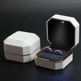 Boîte à Bague En Velours Avec Lumière LED - Écrin Pour Demande En Mariage Et Fiançailles, Rouge