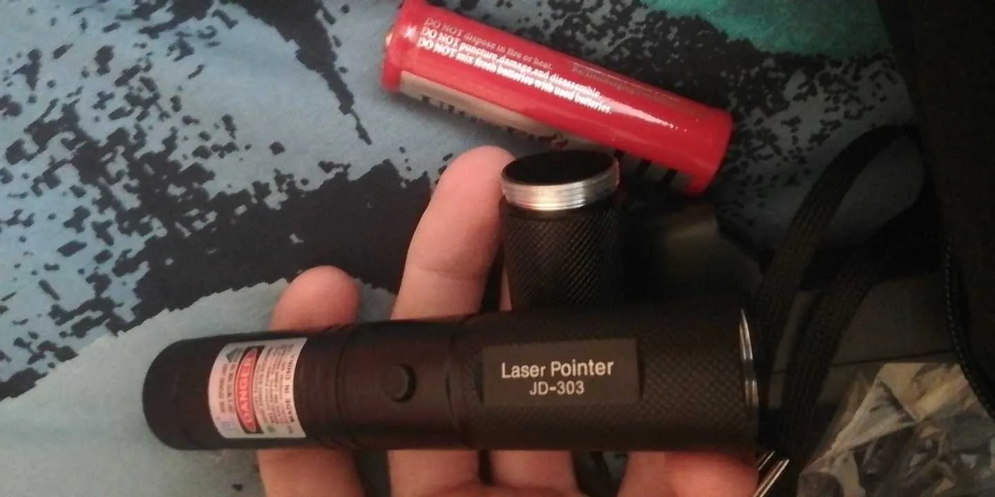Pointeur Laser 303 Longue Distance Vert SD SUB 301 303 Laser Puissant  Chasse Laser Stylo Bore Sighter 18650 Chargeur De Batterie Éclairage Vert  Avec Boîte Cadeau Du 3,64 €