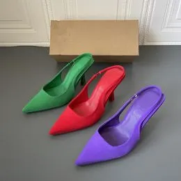 Impresionantes zapatos de tacón de aguja rojos. niña fashionista
