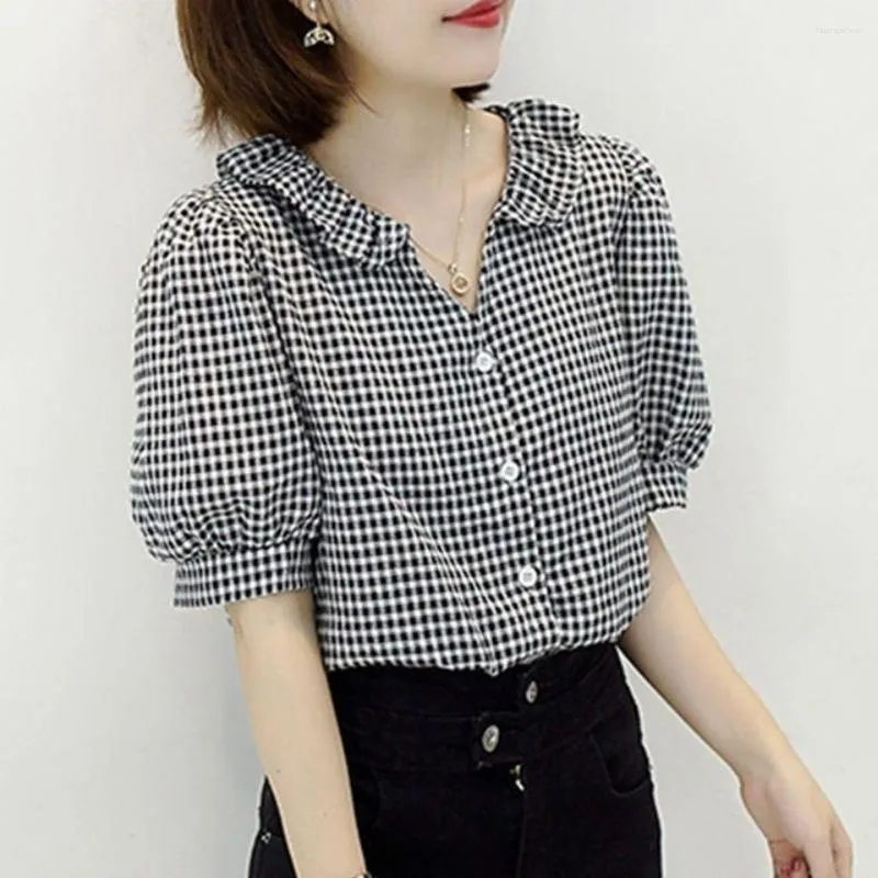 Camiseta manga corta crop top cuello redondo con estampado en frente estilo  college para mujer.