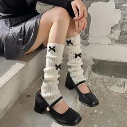 Comprar 1 par de calcetines de mujer blancos y negros, calcetines de tubo  medio de otoño e invierno, tendencia Ins japonesa coreana