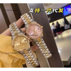 L'agence commerciale Wechat envoie la série de journaux de Lao Jia avec incrustation de diamants et calendrier, montre pour femme à quartz à bracelet en acier à la mode et polyvalente transfrontalière
