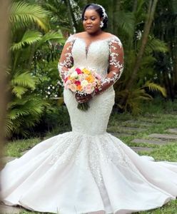 Bruiloft Afrikaanse sexy jurken bruidsjurken luxueuze kanten appliques kristal kralen illusie juweel nek zeemeermin lange mouwen aangepaste plus size sweep trein