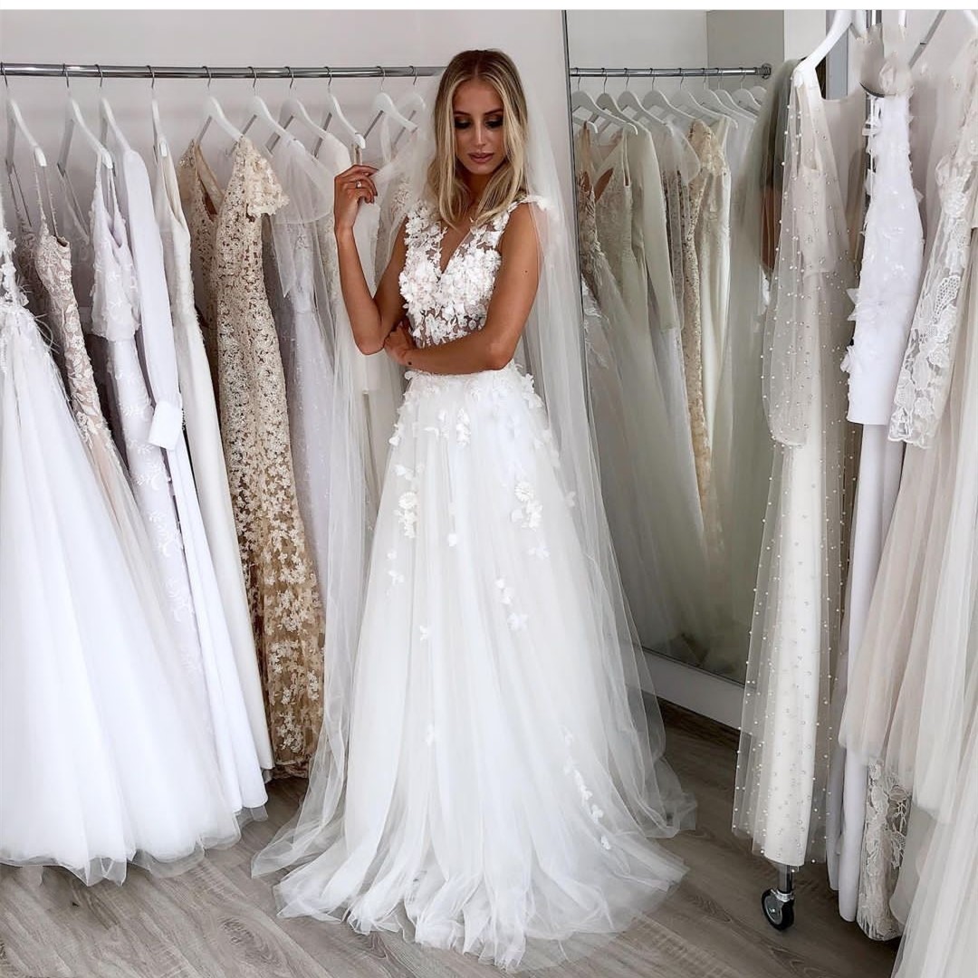 Hochzeitskleid mit 3D-Blumen, V-Ausschnitt, Spitze, tiefer Rücken, bodenlange Brautkleider, Hofzug, ärmellos, elegante Robe de Soire