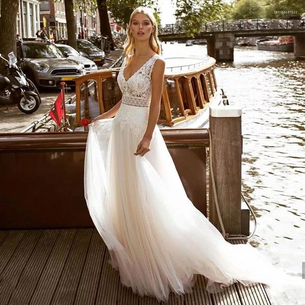 Robe de mariée Boho Robes en dentelle 2022 Col en V Dos ouvert Tulle Plage Longueur de plancher Robes de mariée bohème sans manches Robe blanche de Mariee