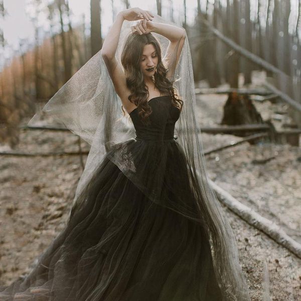 Robe de mariée Autres robes Sans bretelles Alternative Tulle noir Custom Made Long Chapel Train Simple Lunatique Puffy Pography Bridal BallgownO