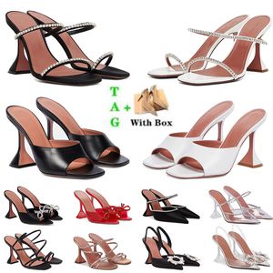 Trouwjurkschoenen 8 cm Begum Bowknot Butterfly PVC Pumps Hoge hakken Amina Muaddi Diamond Shine Sandals Rhinestone Transparante vrouwen Crystal Shoe