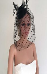 Bruiloft tovenaar hoed voor bruid bruidsmeisje zwarte mesh bloemensluier met stippen Struisvogelveren tovenaar juwelen hoofdband parels 4535559