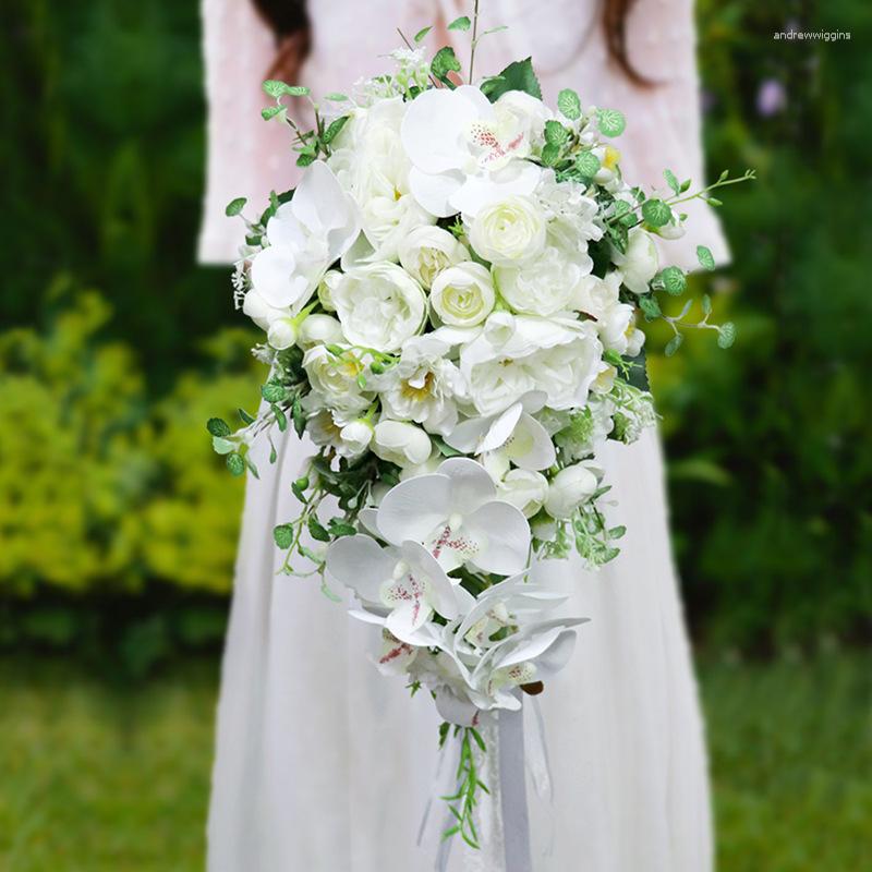 Wedding Flowers Bride Trzymanie symulacji bukietu phalaenopsis woda upuszcza ręka kwiat