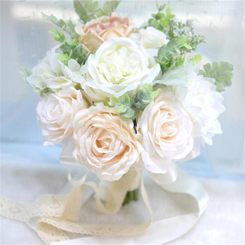 Свадебные цветы невеста держат букеты искусственные цветочные розы.