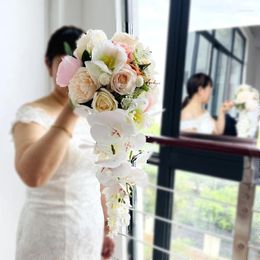 Fleurs de mariage complémentos de bode gouttelettes en forme de cascade tenant une simulation de fleur de fleur