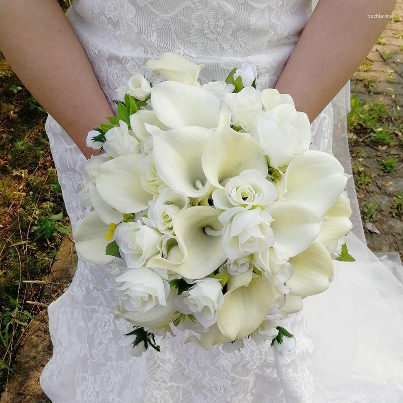結婚式の花の象牙のバラとカラのユリと丸いブーケブライダルフラワーシルクファブリックマリー