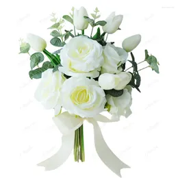 Fleurs de mariage Simulation de style coréen tenant un bouquet de roses blanches de mariée