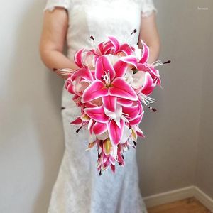 Fleurs de mariage Ramos De Novia 2023 Centres de table Lys Fushia avec bouquet en cascade de roses blanches Fleur artificielle