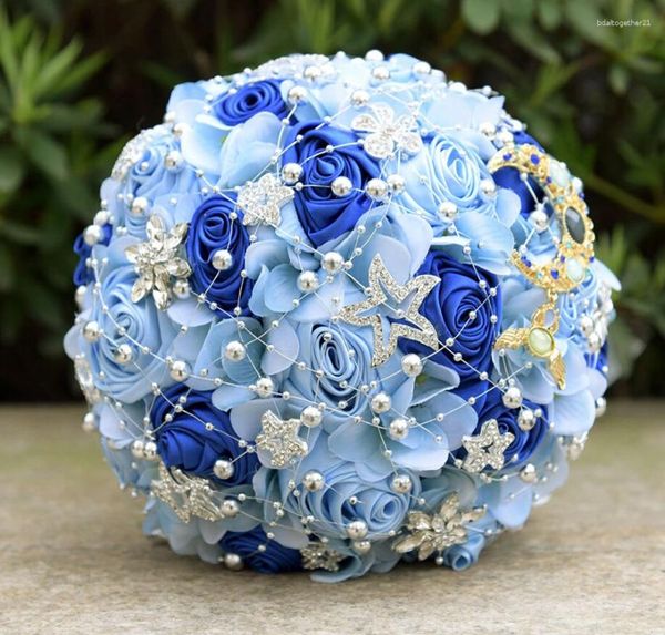 Mariage Fleurs Rigiane Bride tenant un mélange de bleu étoilé rêveux et de faire correspondre le bouquet Creative Crystal Bridesmaid