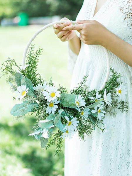 Flores de boda SESTHFAR Guirnalda de aldaba portátil hecha a mano Margarita blanca artificial Corona nupcial redonda Cesta de ramo de flores de seda