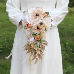 Fleurs De Mariage Mariée De Tournesol Simulé Tenant Un Bouquet De Gouttes De Po En Plein Air De