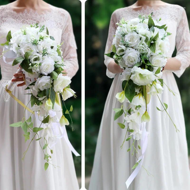 ウェディングフラワーウォータードロップウォーターフォール花嫁を保持した白い緑の結び目ローズブライダルブーケは10154でした
