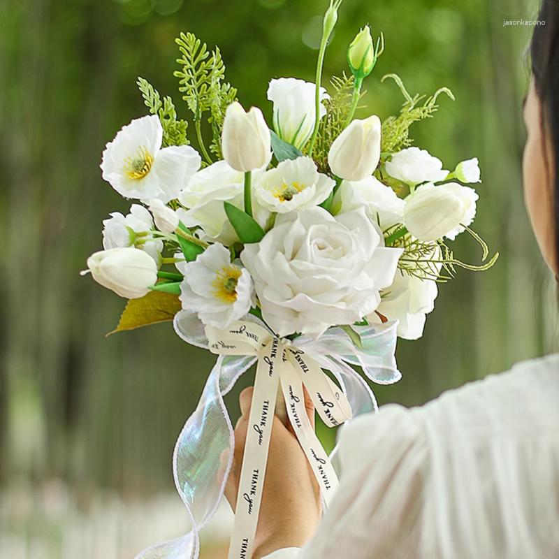 ウェディングフラワーホワイトブーケ花嫁の花嫁介添人シルクリボンチューリップ人工花マリアージアクセサリーを持っている