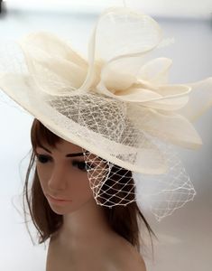 Bijoux de cheveux de mariage 3 couleurs Sinamay chapeaux de fête de mariage fascinateurs de cheveux femmes élégantes Derby Occasion chapellerie chapeaux avec voiles bandeaux MYQ112 230727