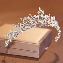 Bijoux de cheveux de mariage Itacazzo Headwear Waral Color Silver Colour Exquis Crown Classical Ladies Crown for Wedding