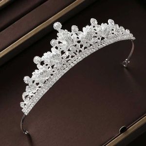 Bijoux de cheveux de mariage Itacazzo Headwear Silver Color Style Noble Classical Ladies Crown for Wedding
