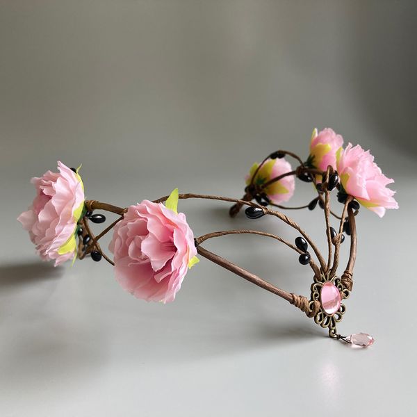 Bruiloft haar sieraden roze bloemen bruiloft kopstuk bos bosbloem bloem tiara met wervelende bessen heksen kroon elf voorhoofd sprookje 230809