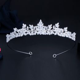 Bruiloft Haarsieraden ThreeGraces Sprankelende Witte Zirkonia Elegante Bloem Koningin Kronen Tiara's Bruiloft Haaraccessoires Sieraden voor Bruiden HA027 230918