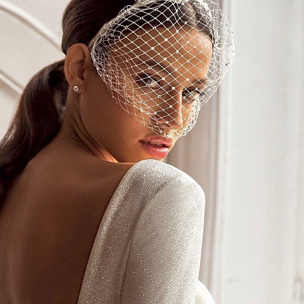 Bijoux de cheveux de mariage TOPQUEEN VA06 Voile de visage Voile de cage en tulle russe avec strass Simple Blusher détachable Voile Perles Voile de cage à oiseaux sur le visage 230210