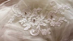 Bijoux de cheveux de mariage blanc ivoire en stock court une couche doigté du bout de la longueur de la longueur appliquée voile de mariage appliquée voiles avec peigne