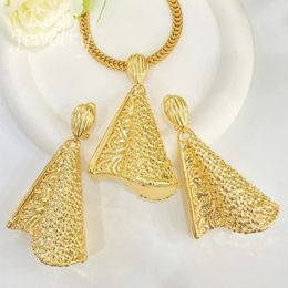 Bruiloft Sieradensets 24K Vergulde Set Koperen Druppel Oorbellen Geometrische Hangertjesketting voor Dames Dagelijkse slijtage Feest Jubileumaccessoires 231207