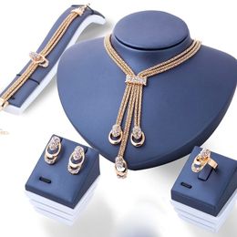 Bruiloft Sieraden Sets 4 StuksSet Luxe Klassieke Dames Sieraden Set Verguld Kristal Zirkoon Metalen Ketting Ketting Armband Oorbel Ring 230808