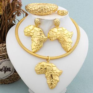 Bruiloft Sieradensets Afrikaanse Goudkleurige Set voor Vrouwen Grote Oorbellen en Hanger Italiaanse Luxe Ketting Bangle Ring Bruiloftssieraden Cadeau 231128