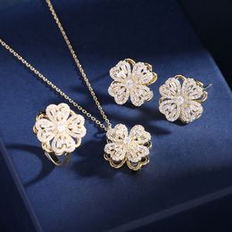 Bruiloft Sieraden Sets CARLIDANA 3 stks Set Luxe Draaibare Bloem Hanger Ketting voor Vrouwen Angst Release Ring Spinning Clover Goud Kleur 230804