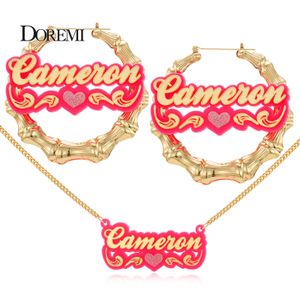 Ensembles de bijoux de mariage DOREMI ONE Set Mots personnalisés Nom Boucles d'oreilles créoles en bambou en acier inoxydable Collier en acrylique Ensemble de bijoux Lettres personnalisées avec coeur 230630