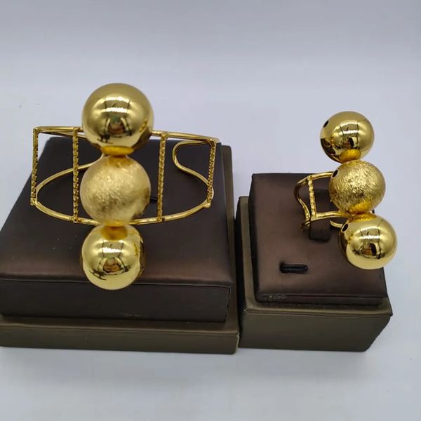 Conjuntos de joyas de boda Brazalete de color dorado de Dubai con conjunto de anillos para damas Diseño de cuentas grandes Brazalete y anillo de dedo Joyería de color dorado y cobre de África 230928