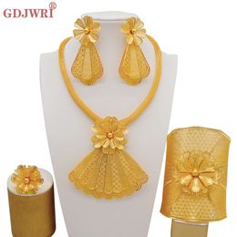 Bruiloft Sieraden Sets Mode Dubai Goud Kleur Luxe Bloemvorm Grote Ronde Ketting Oorbellen 4 Stuks Voor Vrouwen Feestcadeaus 231013