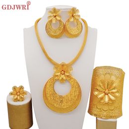 Conjuntos de joyas de boda Joyería de moda Dubai Color dorado Forma de flor de lujo Gran collar redondo Pendientes 4 PCS Conjuntos para mujeres Regalos de boda 230215