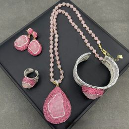 Hochzeitsschmuck-Sets, natürliches rosa Mineralknospen-Kristall-Schmuckset, High-End-Atmosphäre, Leder, Persönlichkeit, Bankett-Halskette, weibliche Mode, 230519