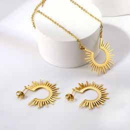 Conjuntos de joyería de boda Conjunto de acero inoxidable Color dorado Medio círculo en forma de collares y aretes para mujeres mayoreo para revender 230808