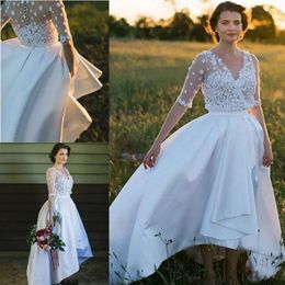 Bruiloftslijn landelijke jurken een v nek handgemaakte bloemen halve mouwen satijnen hoge lage lengte plus size feestjurk bruidsjurken