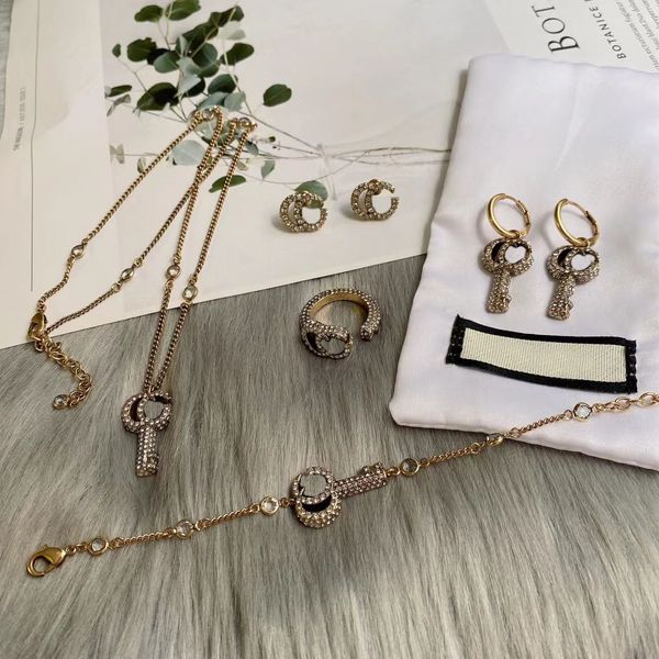 ensemble de collier de mariage, bracelets clés en strass complets, bagues, boucles d'oreilles à breloques, les conceptions de boucles d'oreilles sont pour les femmes. ensemble de bijoux de créateur de mode de marque avec boîte-cadeau