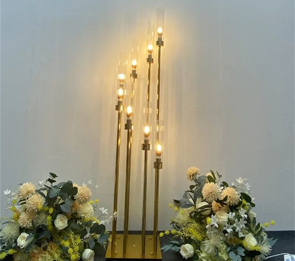 Banquete de boda Decorativo Venta al por mayor bombilla LED oro acrílico 8 cabezas Candelabro de oro Centro de mesa para decoración de pasarela de boda