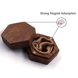 Boîte de bague de mariage Paire de noyer anneau rangement emballage Boîte cadeau en forme de hexagone en forme de boucles d'oreilles en bois en forme d'oreille