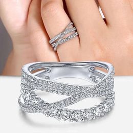 Anneaux de mariage 2024 Design simple en croix pour la femme entièrement pavée CZ Stone exquise Femme Finger-Ring Statement Jewelry