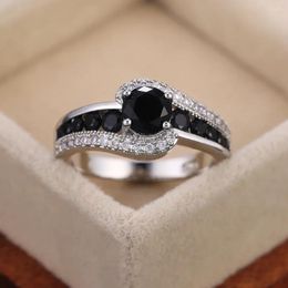 Wedding Rings 2024Huitan Special Interest Black Stone Women Ring Dazzling Crystal Zirkon Delicate Gift Top Kwaliteit vrouwelijke klassieker
