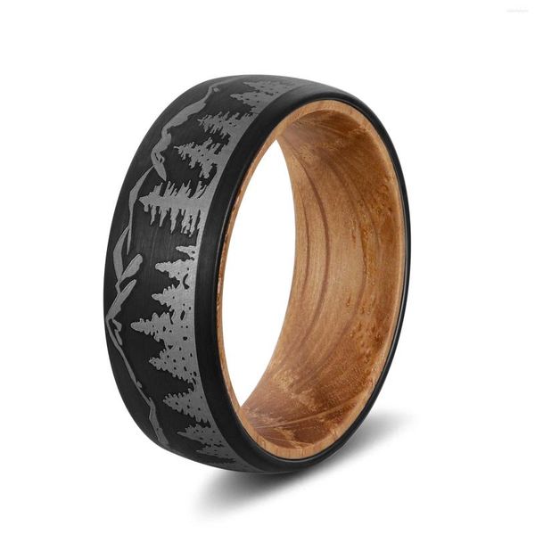 Anneaux de mariage 8mm personnalisé bande de chasse en carbure de tungstène pour homme graver des montagnes paysage forestier avec du bois de baril de whisky naturel