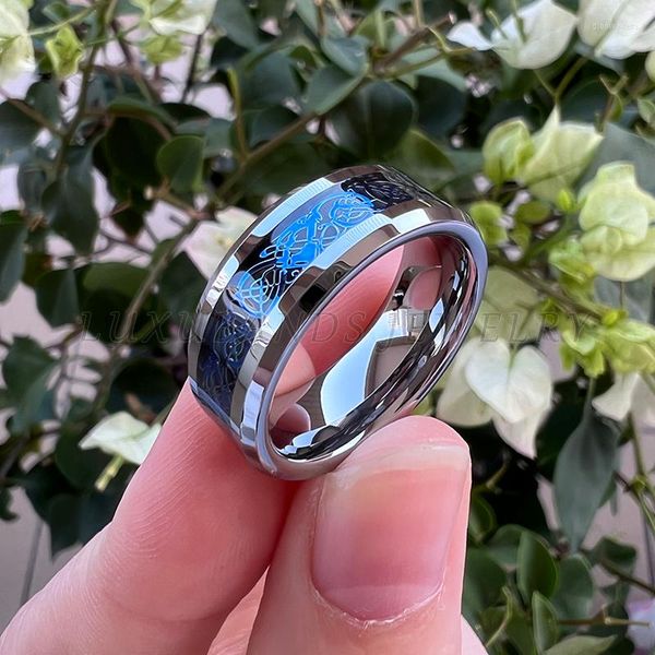 Anillos de boda Anillo de carburo de tungsteno de 8 mm para hombres Wemen Bordes biselados Dragón azul Incrustaciones de fibra de carbono negro Ajuste cómodo